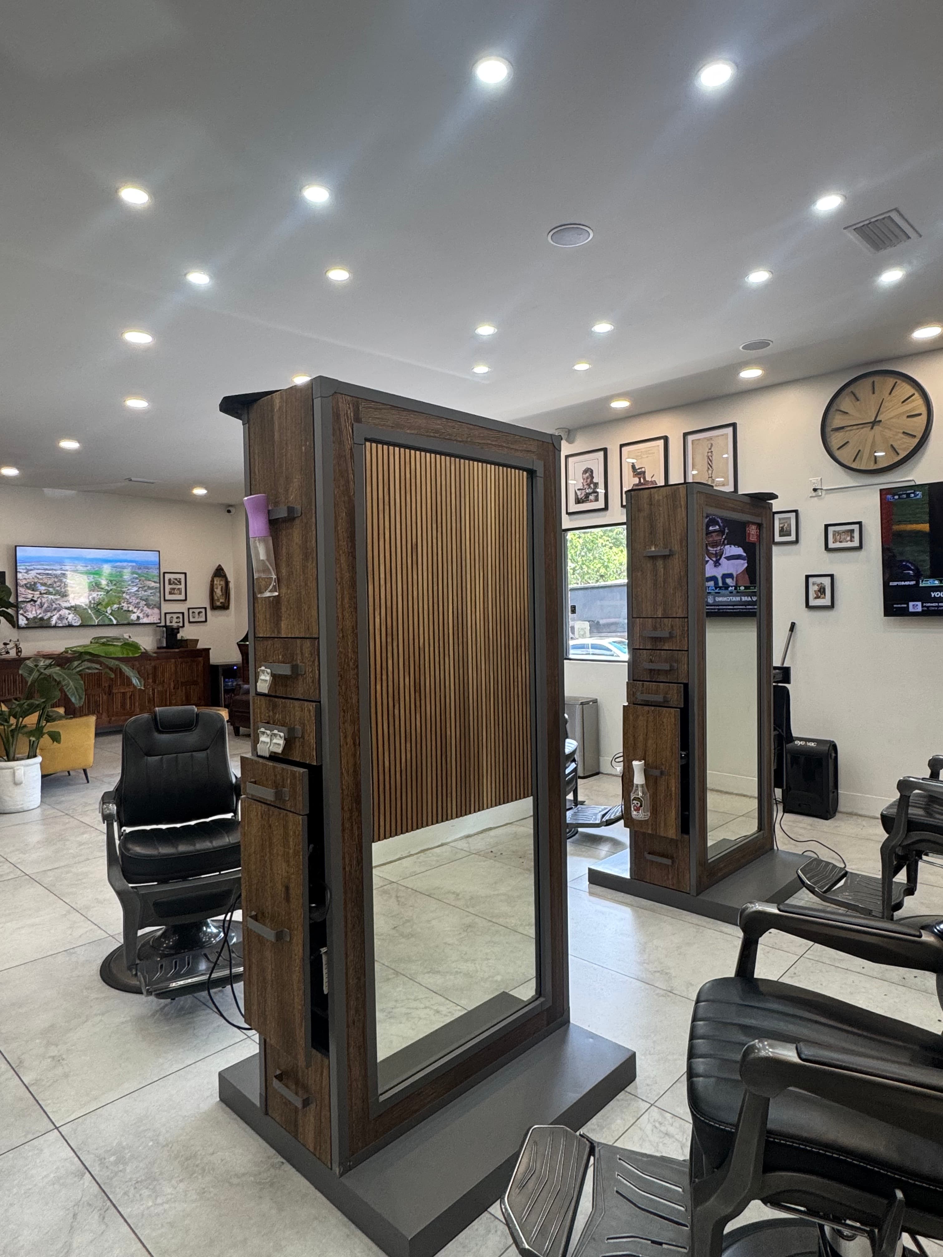 Men's haircut station and barber chair at Mo's Barber in Mobile, AL