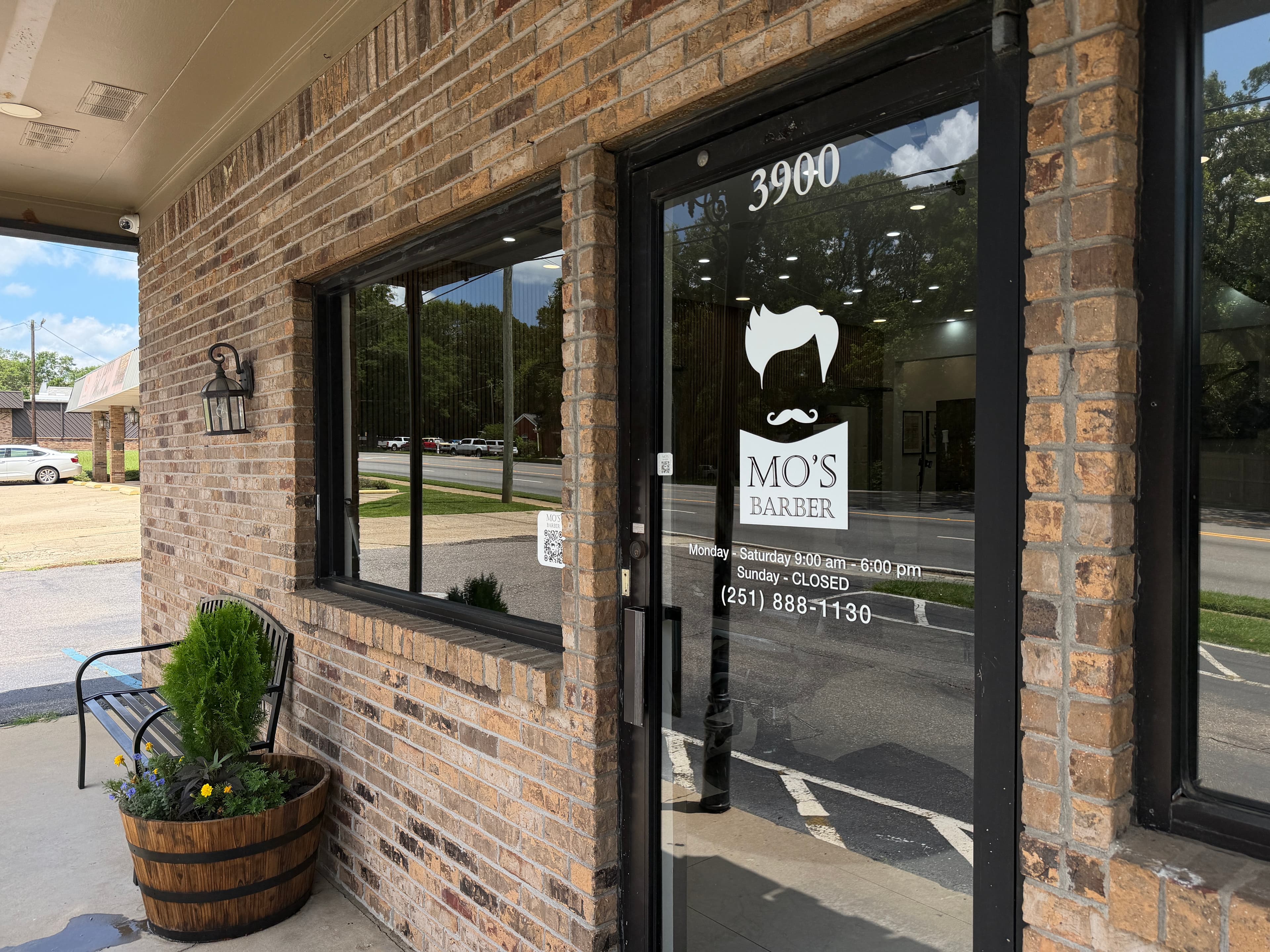 Front entrance to Mo's Barber barbershop in West Mobile