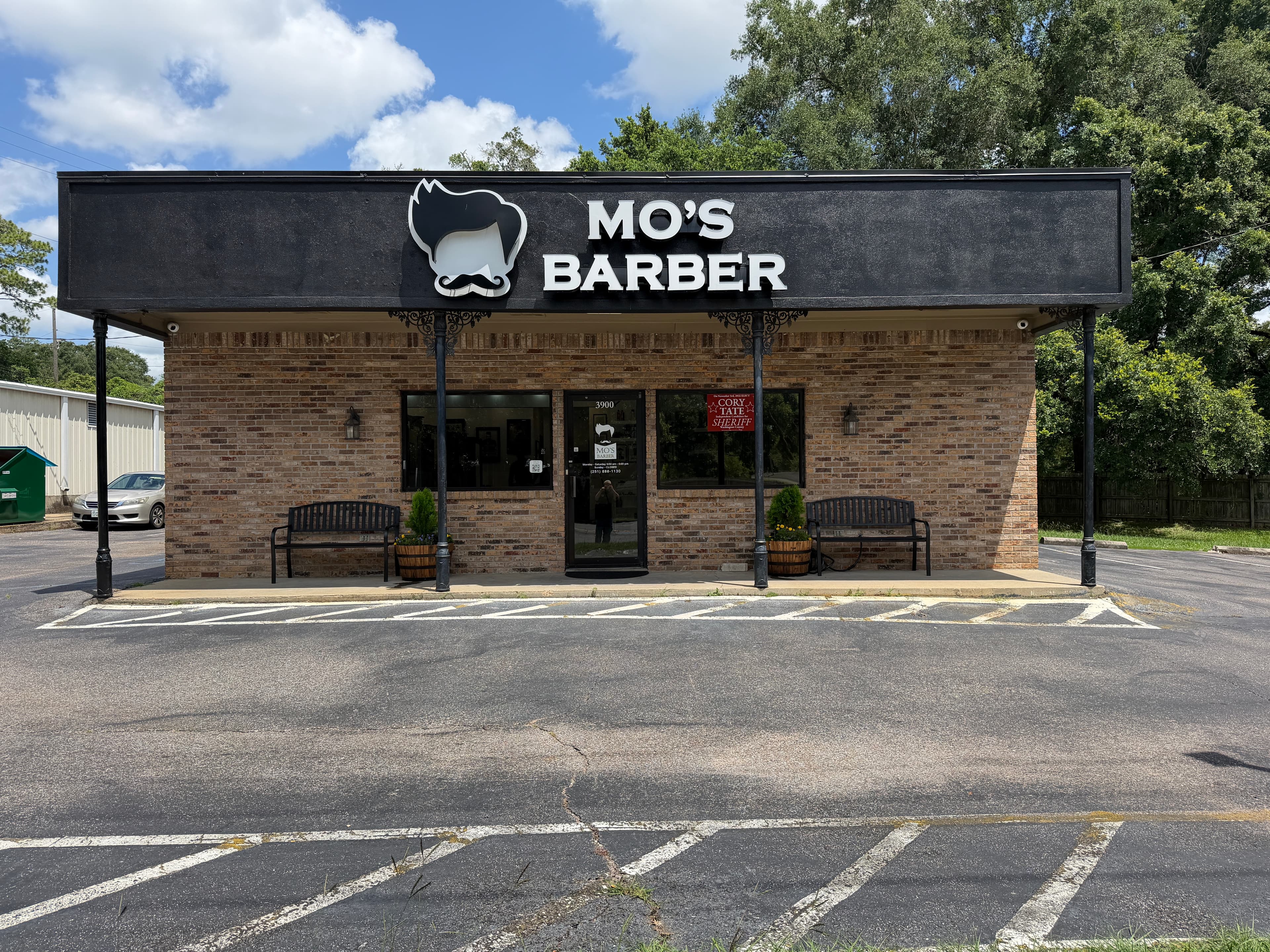 Mo's Barber barbershop storefront on Cottage Hill Road in Mobile, Alabama